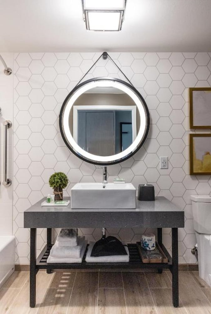 Standard King Room with Mobility Accessible Roll-In Shower thumbnail 6