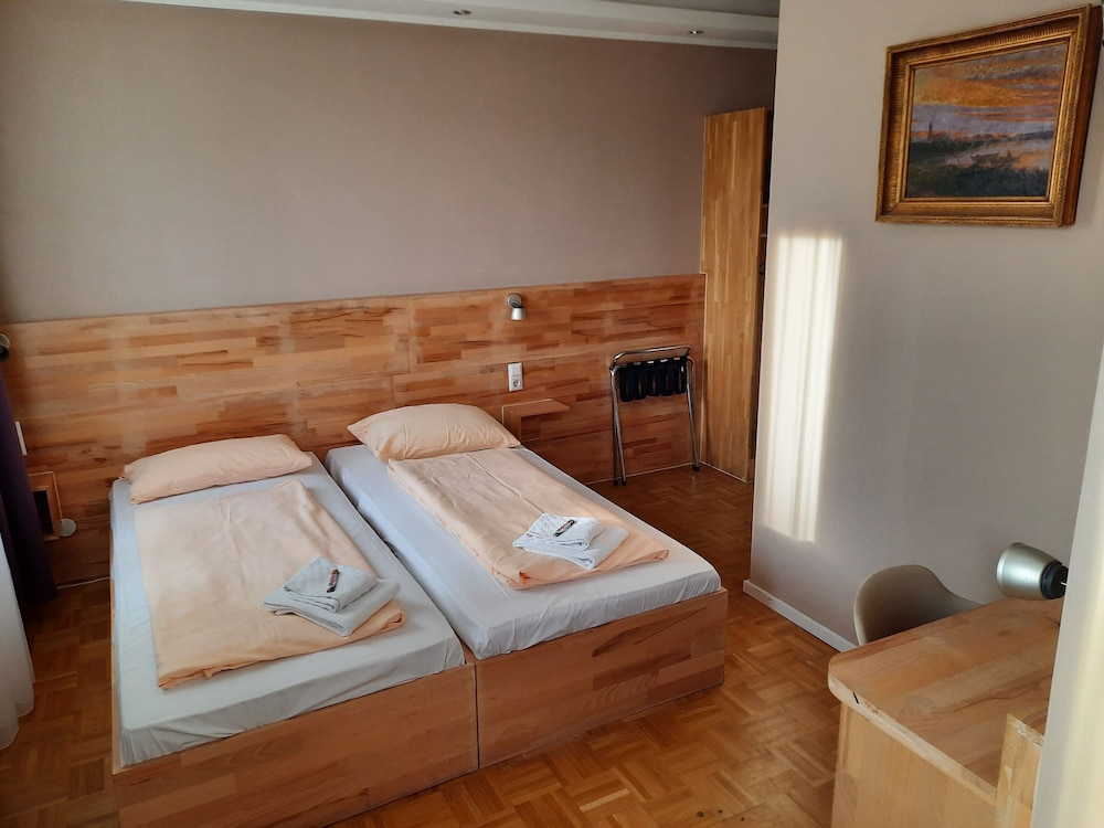 Standard Double Room - Photo 2