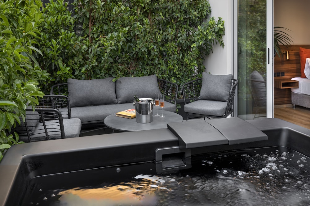 Deluxe Studio Suite, Hot Tub