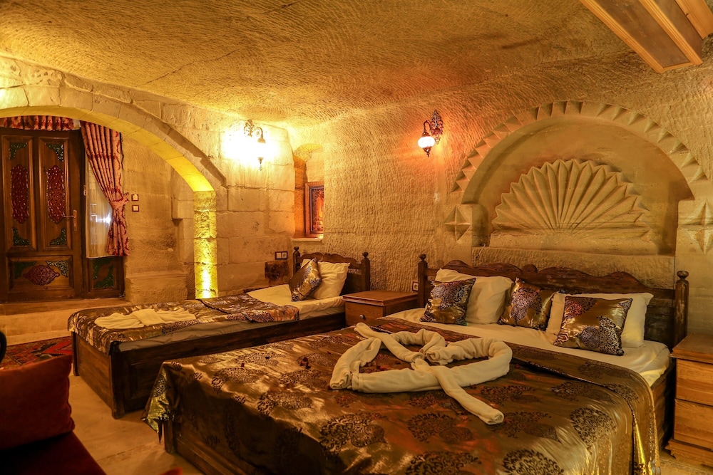 (103) Deluxe Cave Suite photo 1