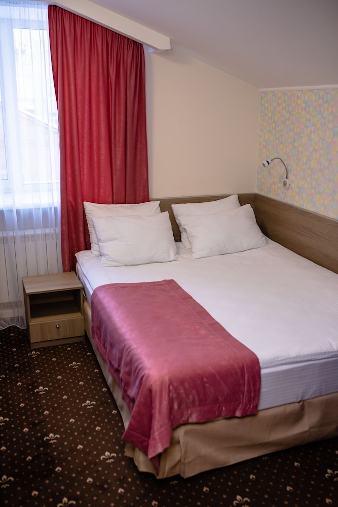 Room, 1 Queen Bed, Courtyard View photo 1