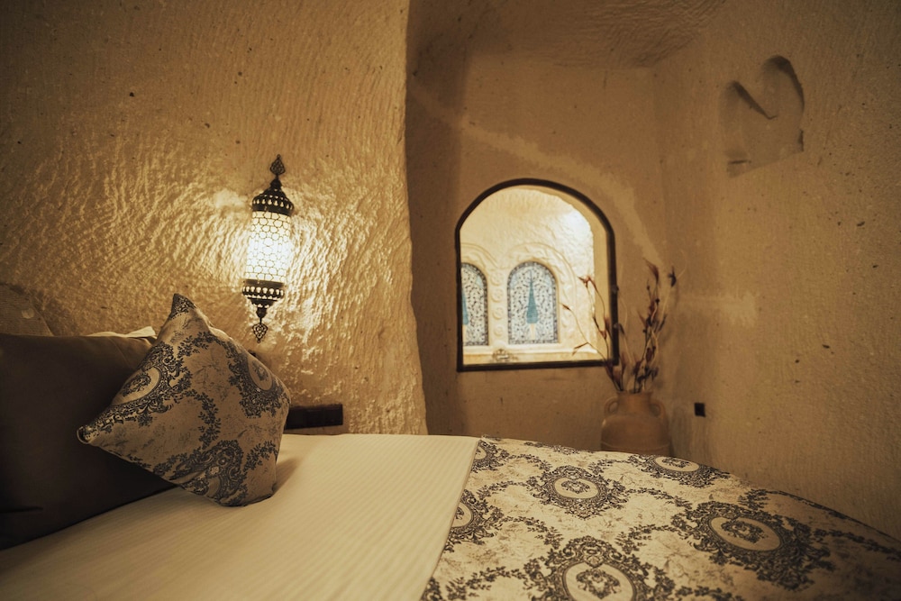 Queen Cave Suite with Stone Bathtub - Photo 14