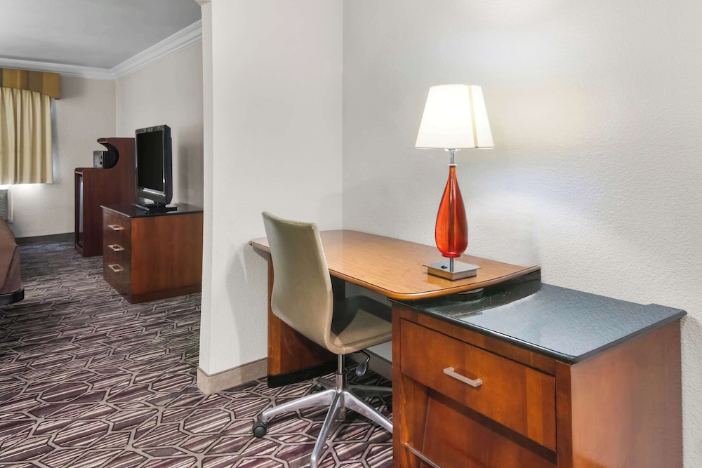 Standard Room, 2 Queen Beds, Non Smoking, Refrigerator & Microwave (with Sofabed) photo 3