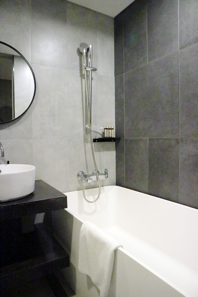 Standard Double Room with Bathtub - Photo 4