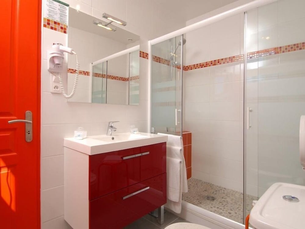 Standard Double or Twin Room, Ensuite photo 3