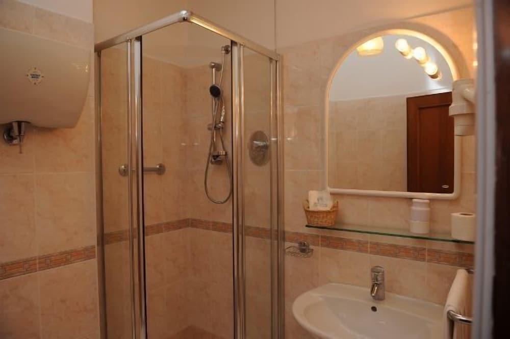 Economy Double Room - Photo 4