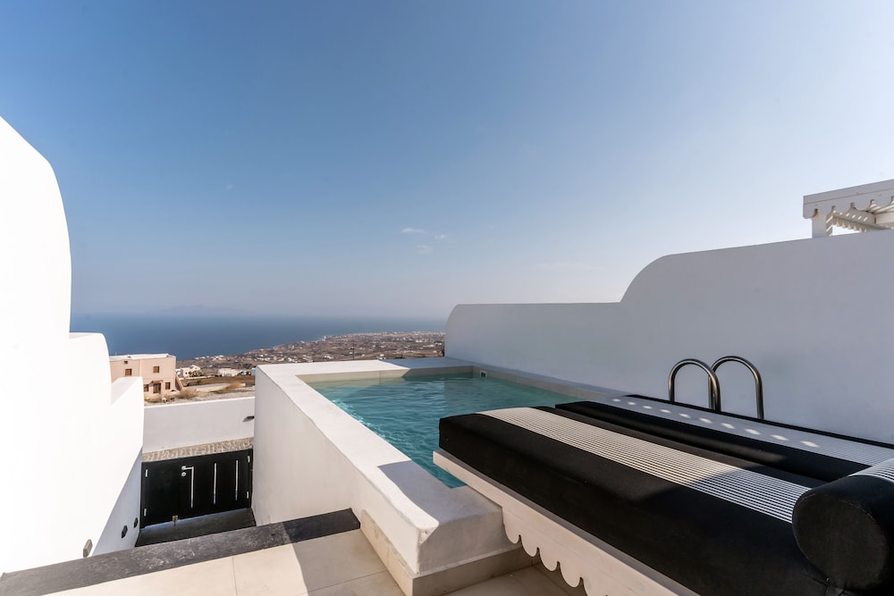 Honeymoon Suite with Sea View and Heated Pool - Photo 20