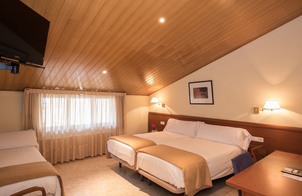 Room with Forfait included in Grandvalira, 2 Adults and 1 Child photo 1