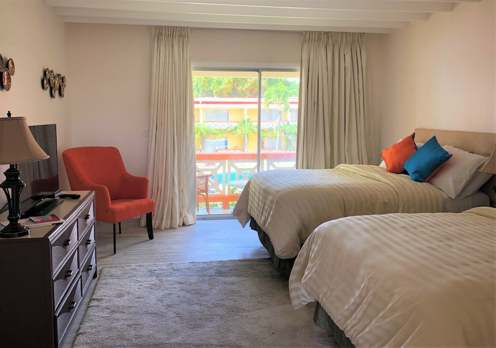 Room, 2 Double Beds, Partial Ocean View, Poolside photo 2