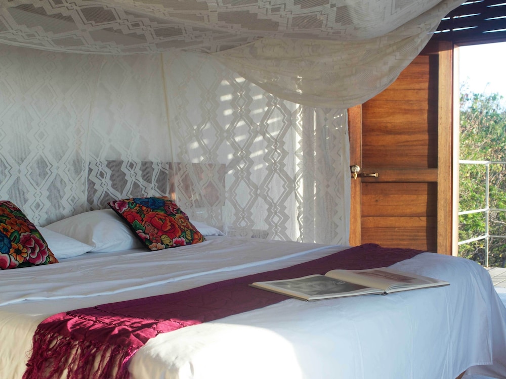 Deluxe Cabin, 1 King Bed, Ocean View (Triangular Room) photo 2