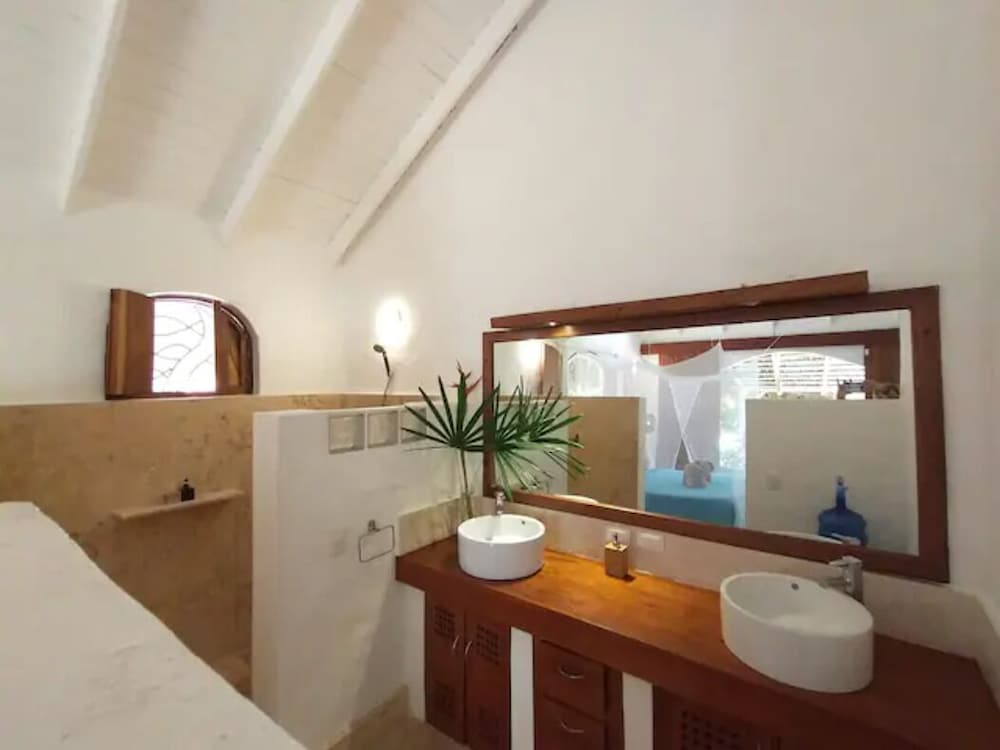Comfort Room, 1 King Bed, Pool View photo 3