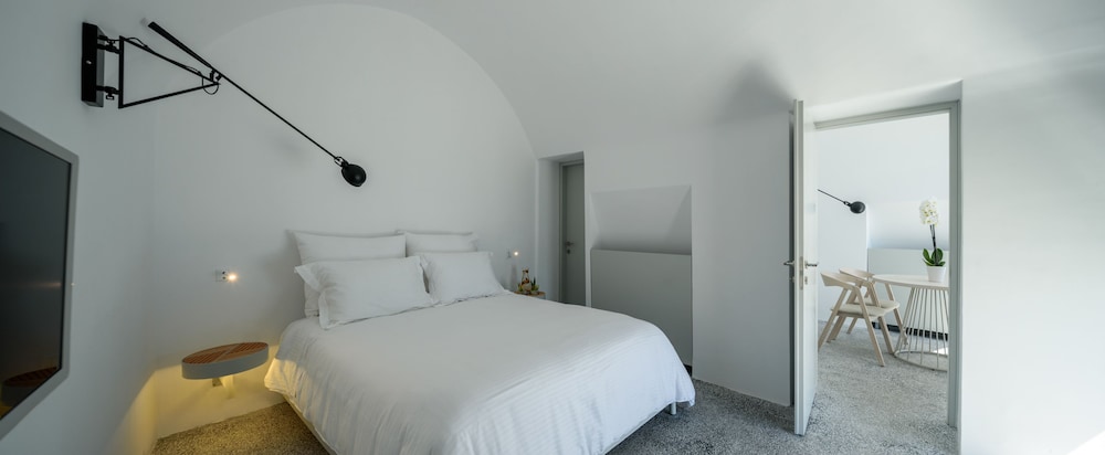 Grand Suite with private outdoor infinity pool and Caldera View