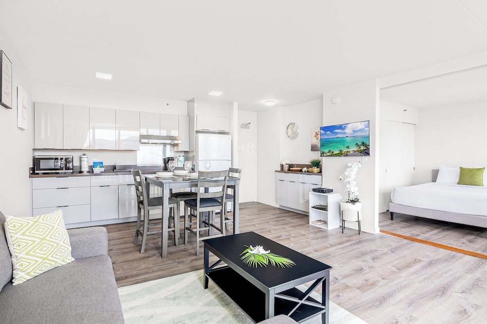 High Floor Mountain View Condo with 2 Beds and Parking: hotel room photo