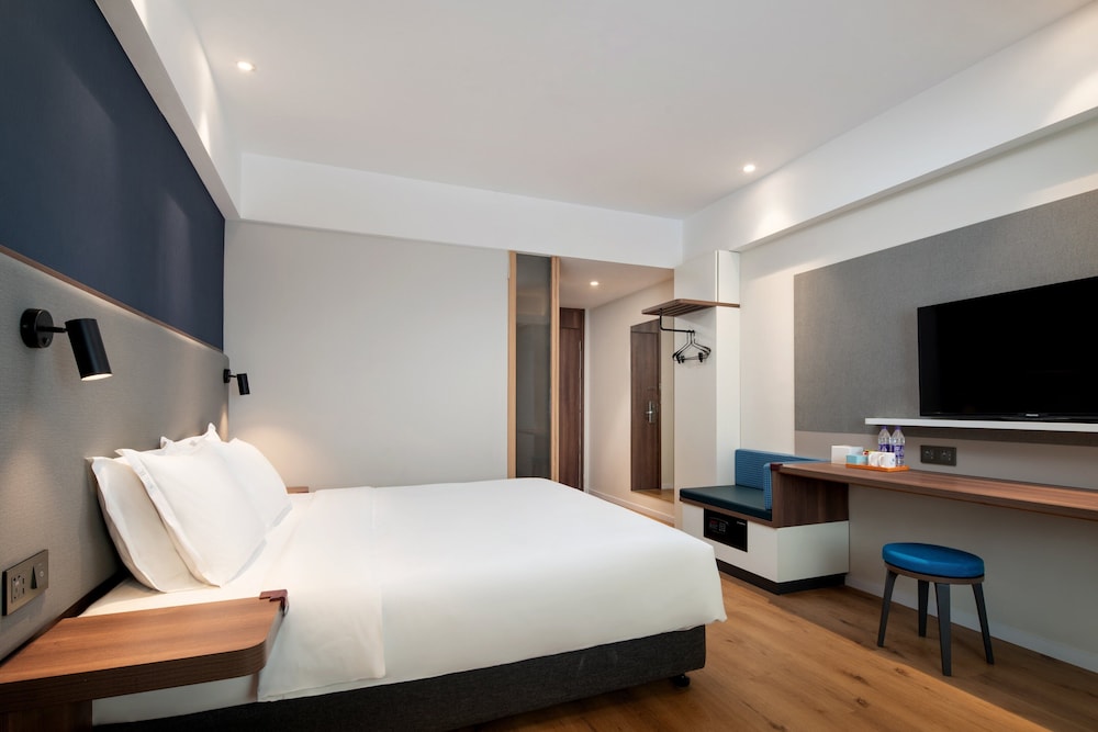 Standard Room, 1 King Bed, Sea View photo 1