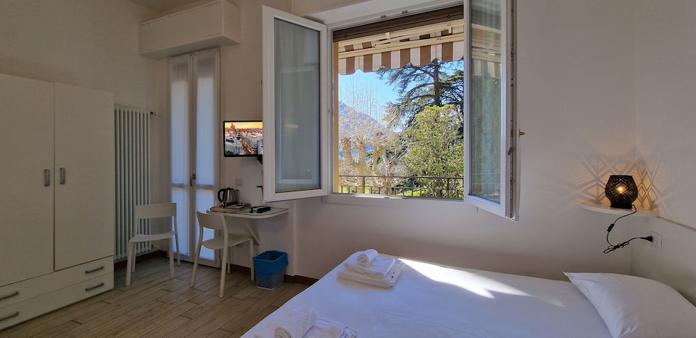 Classic Double or Twin Room, Partial Lake View