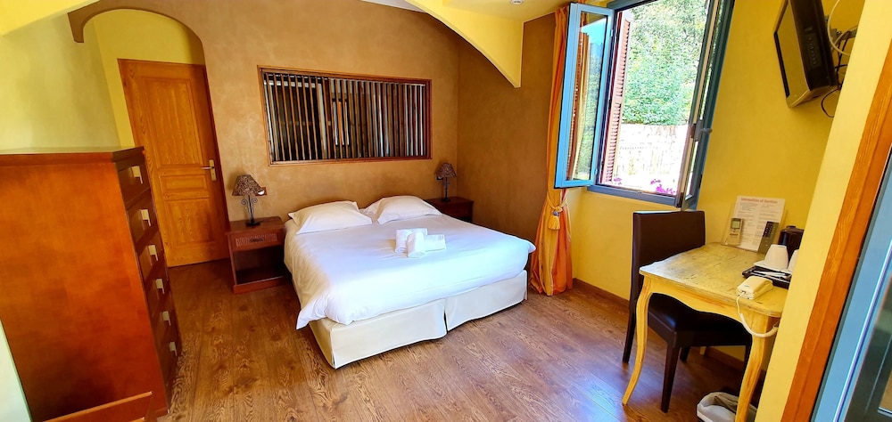 Superior Double Room, Mountain View, Sea Facing photo 3