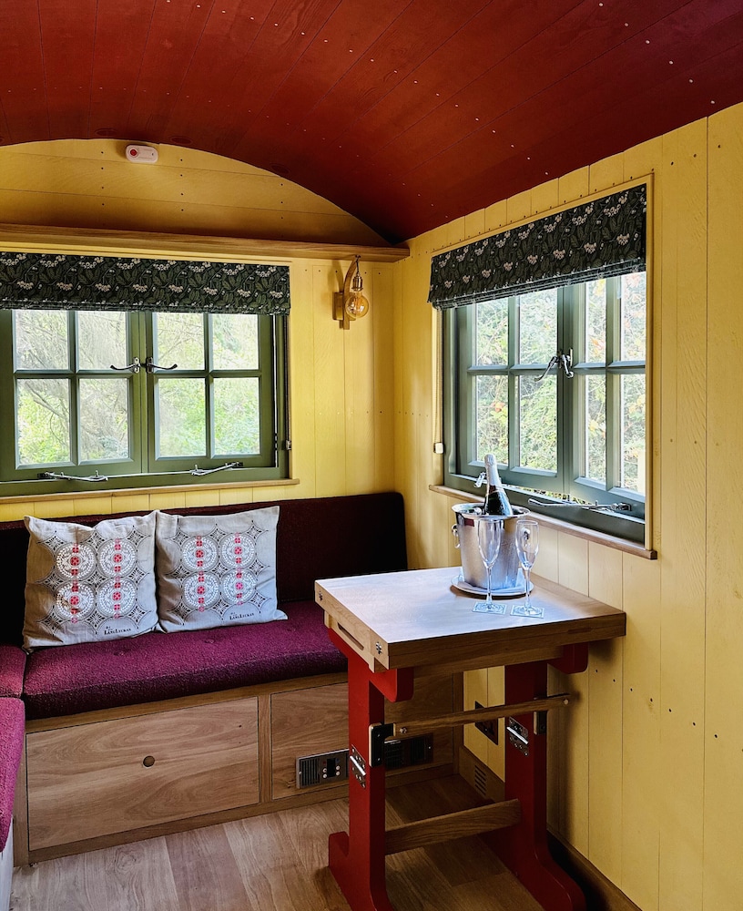 Suite (Couples Woodland, Luxury Shepherd Hut) - Photo 3
