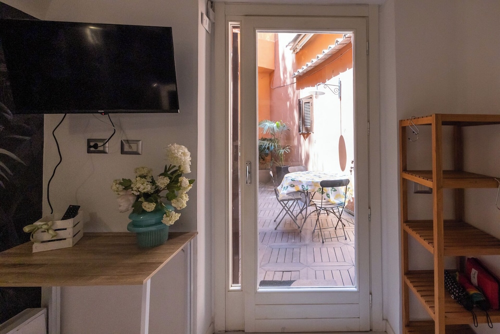 Deluxe Studio, Courtyard Area photo 3
