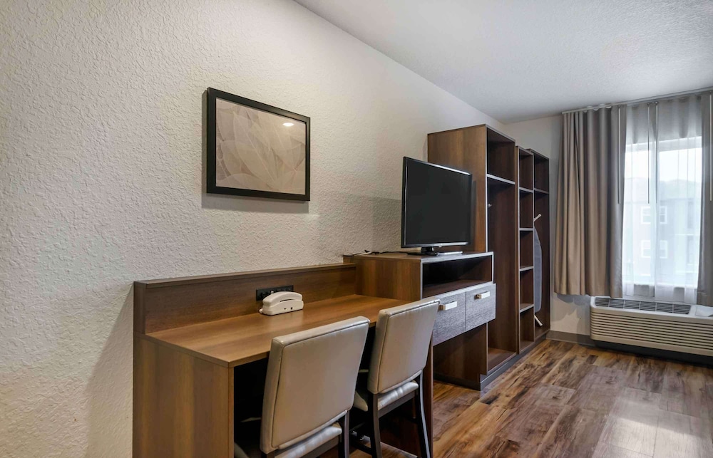 Deluxe Studio, Non Smoking, Refrigerator & Microwave photo 2