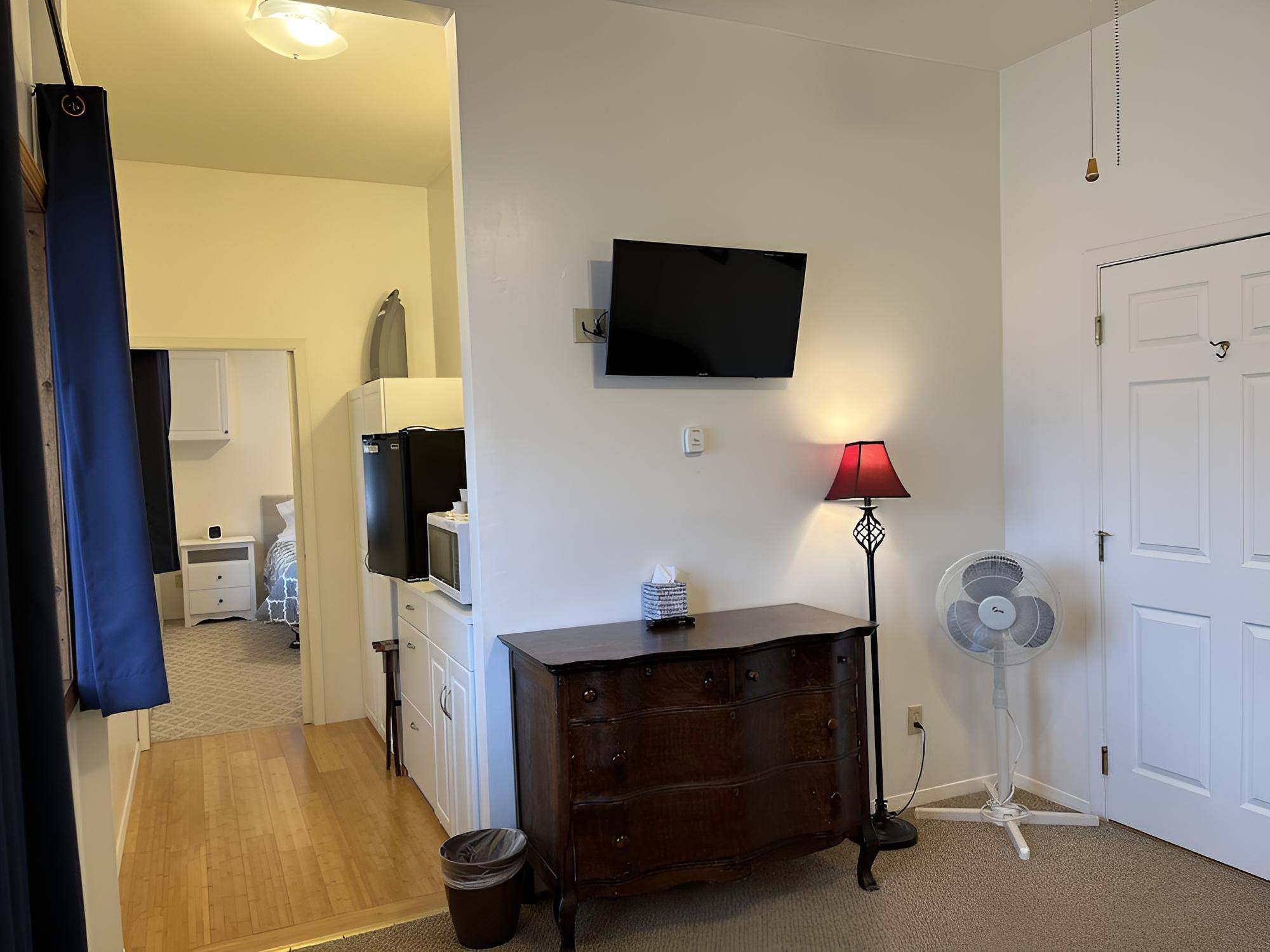 Standard Suite, 1 Queen Bed with Sofa bed, Non Smoking (Upstairs Queen,Sitting Rm,Foldout Twn) photo 2