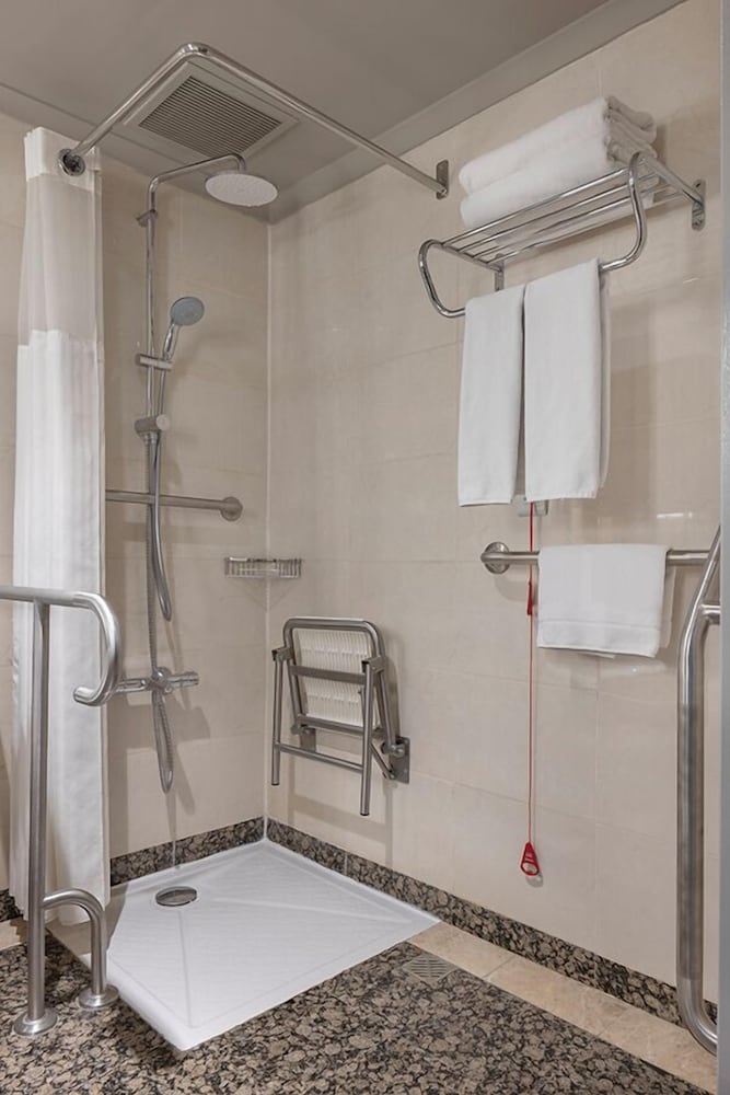 King Accessible Room - Photo 7