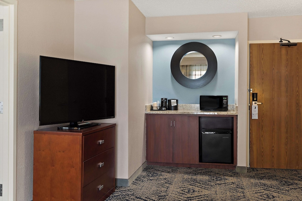 Suite, 2 Queen Beds, Non Smoking (with Sofabed) photo 3