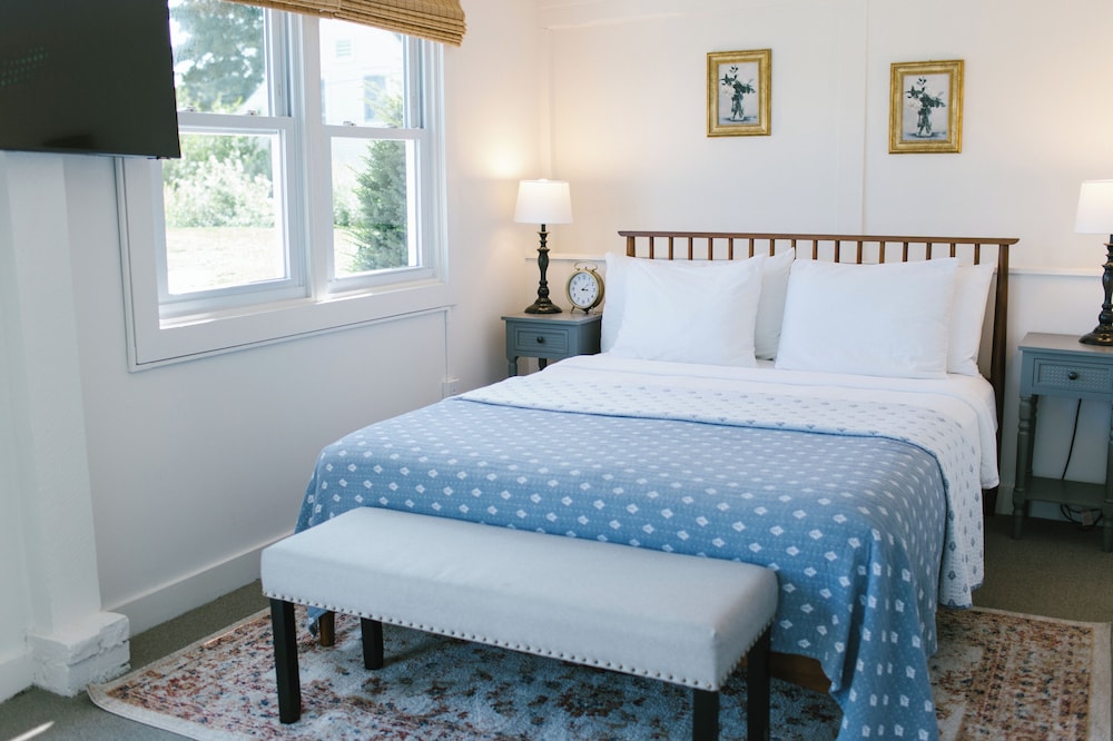 Romantic Single Room, 1 Queen Bed, Ocean View, Ground Floor