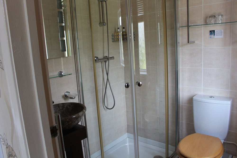 Standard Twin Room - Photo 4