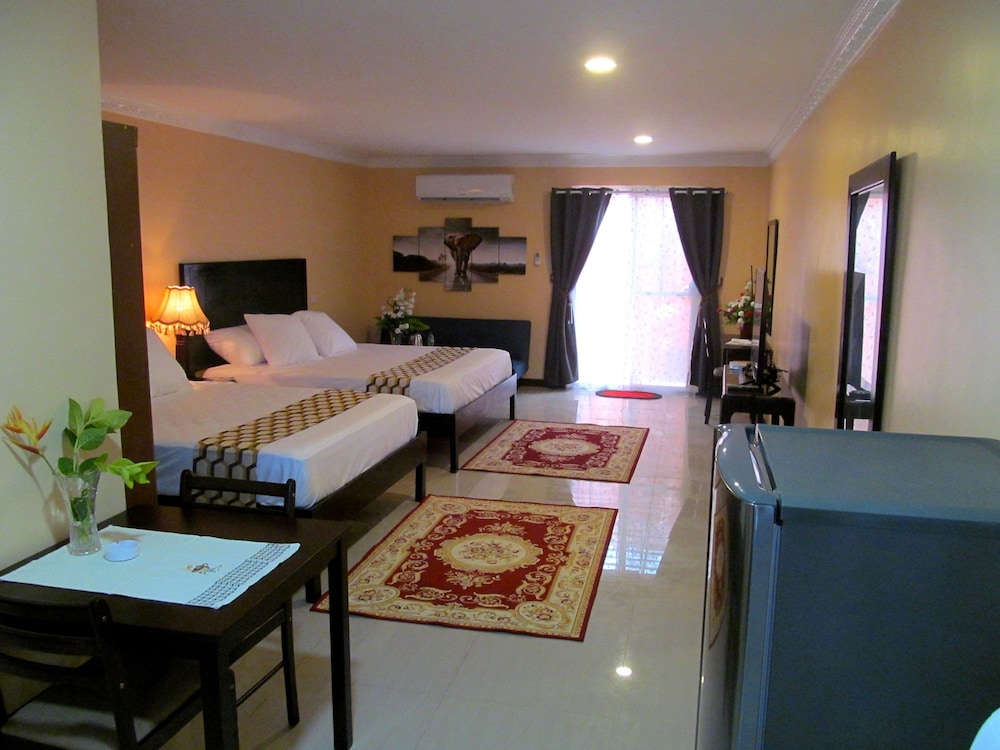 Family Double Room, Multiple Beds, Kitchenette, Pool View