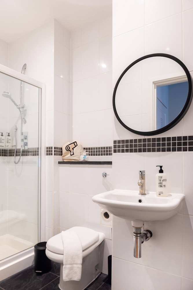 Presidential Suite, 1 King Bed (Mobility & Hearing, Accessible Roll-in Shower) photo 3