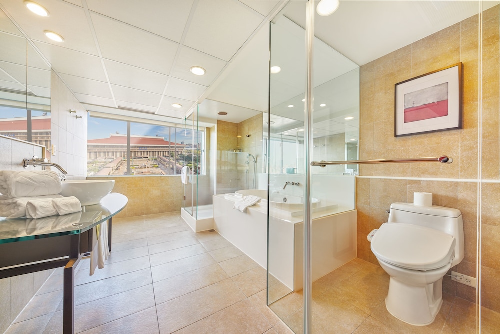 Suite, 1 Double or 2 Twin Beds (Station) thumbnail 6