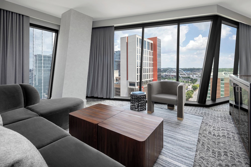 Suite, 1 Bedroom, City View (Corner) - Photo 3