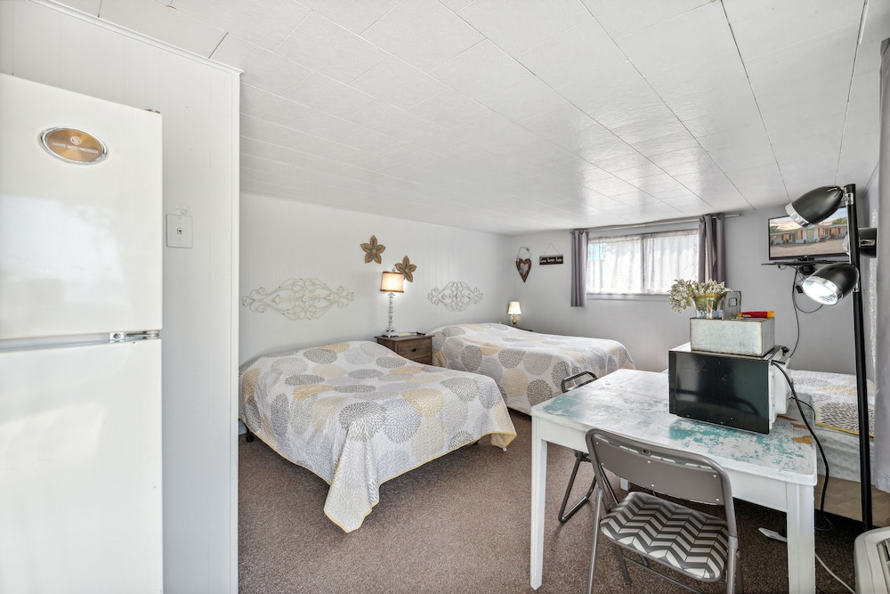 Room, 1 Queen Bed and 2 Double Beds photo 1