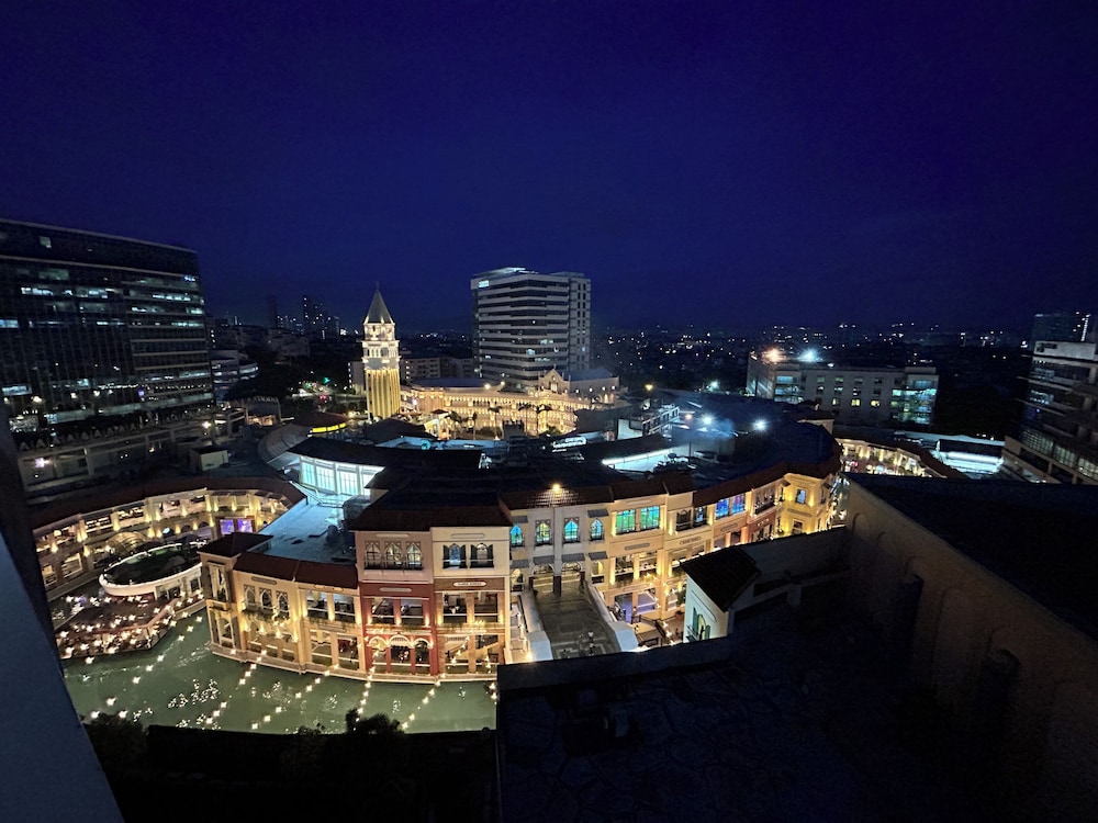 Luxury Condo, Multiple Beds, Canal View photo 3