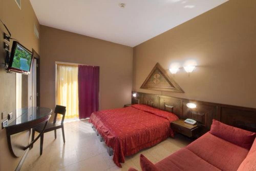 Economy Triple Room - Photo 3