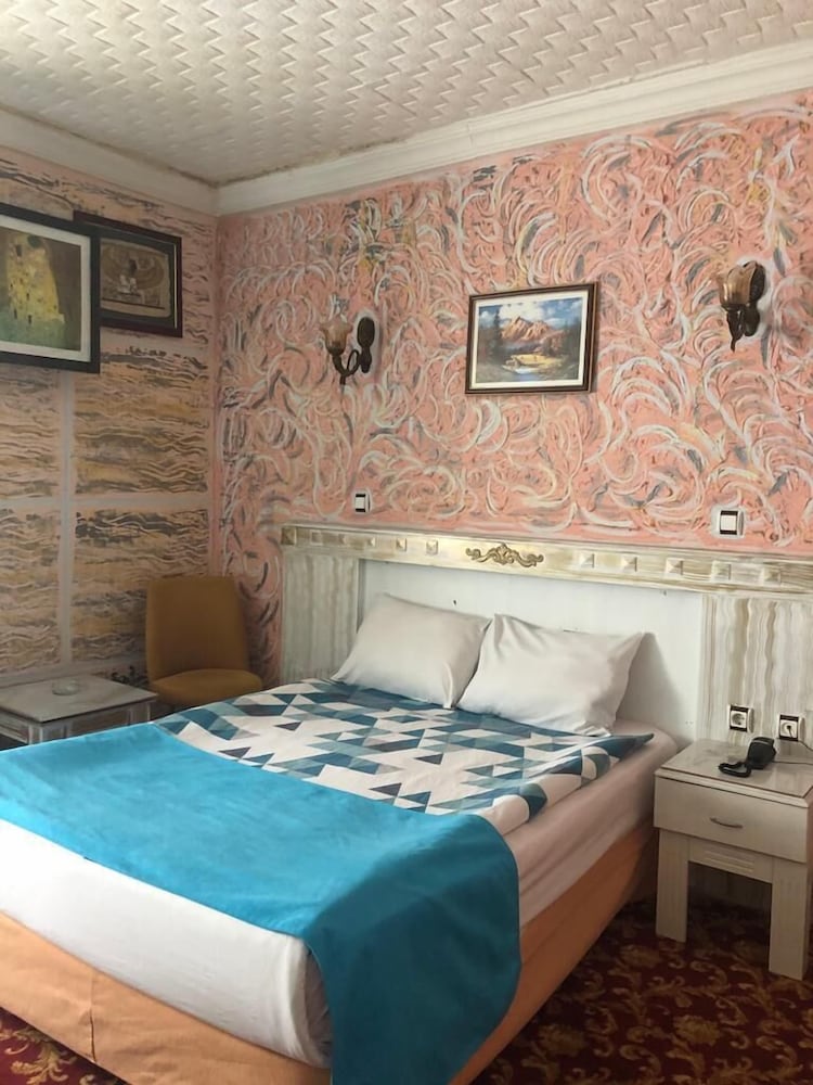 Standard Double Room - Photo 8