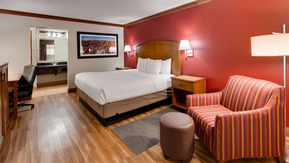 Standard Room, 1 King Bed, Non Smoking, Refrigerator photo 1