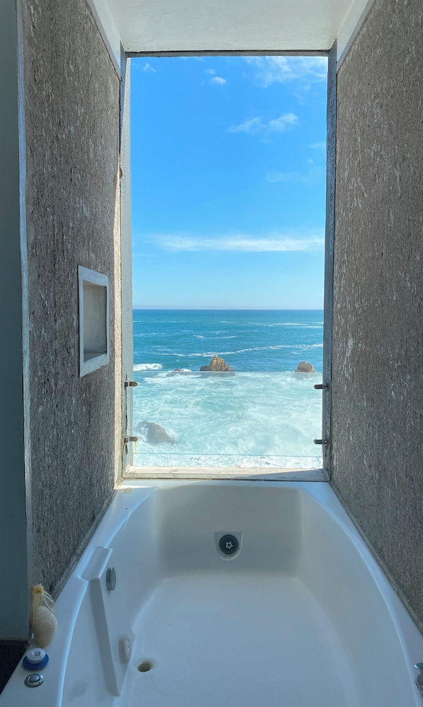 Studio Suite, 1 King Bed, Ocean View photo 3