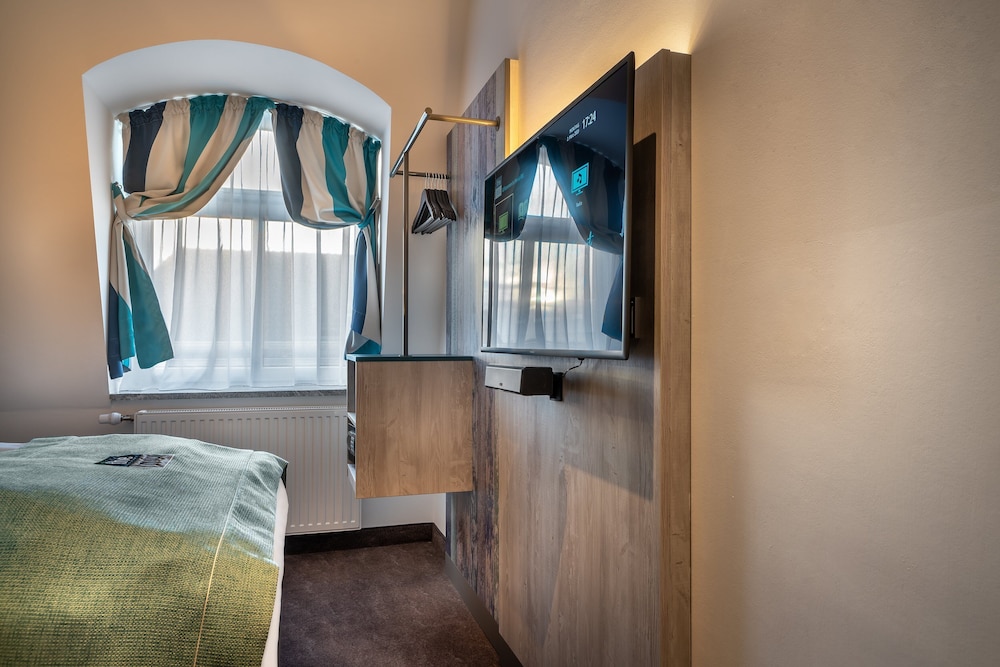 Premium Room, Multiple Beds thumbnail 5