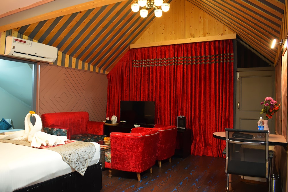 Executive One (Family Room) - Photo 9