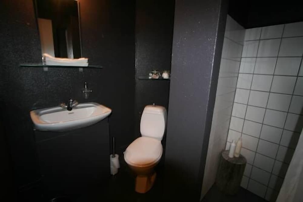 Basic Double Room, Shared Bathroom photo 3