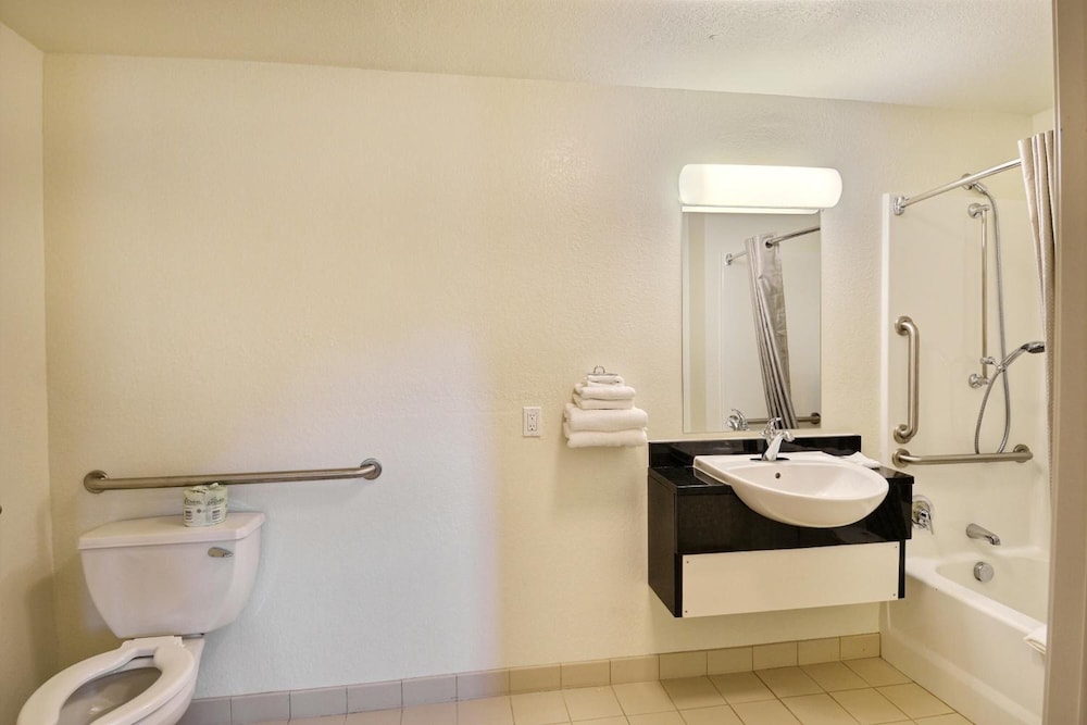 Travelodge by Wyndham Brattleboro VT, Photo 3