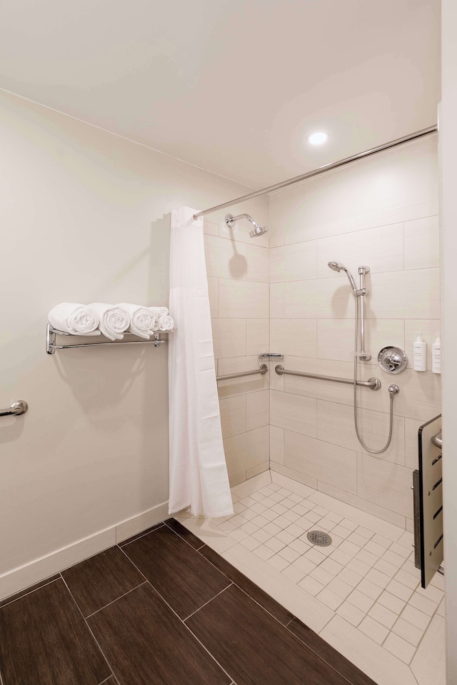 Room, 2 Queen Beds, Accessible, Bathtub (Hearing)