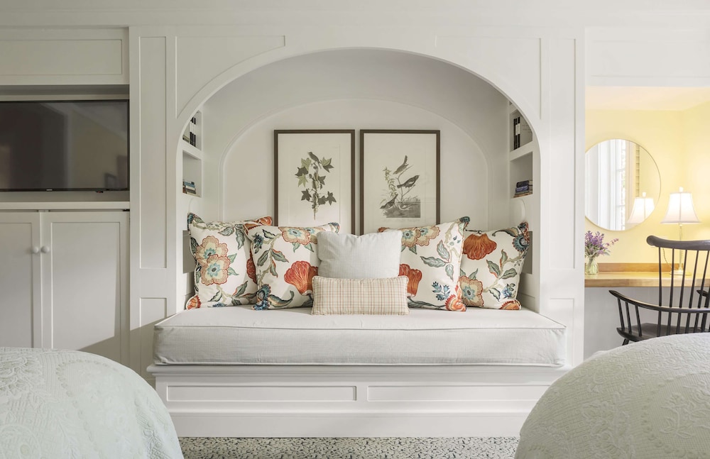 Woodstock 2 Queen Beds w/ small daybed