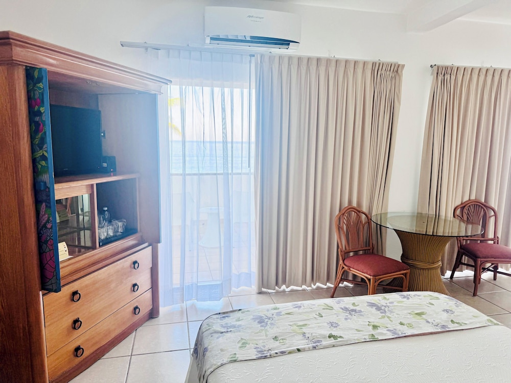 Deluxe Twin Room with Sea View - Photo 8