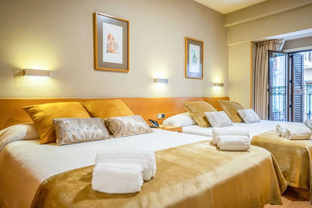 City Quadruple Room - Photo 20
