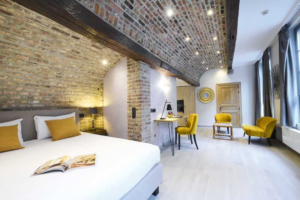 Small Luxe with Spa Bath
