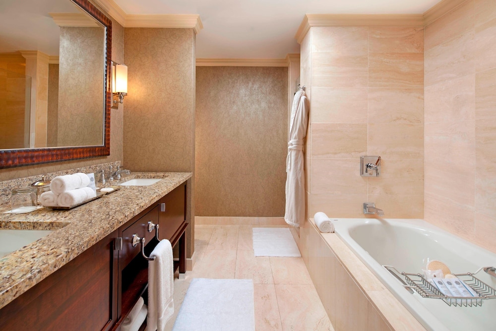 Suite, 1 Bedroom, Corner - Photo 8
