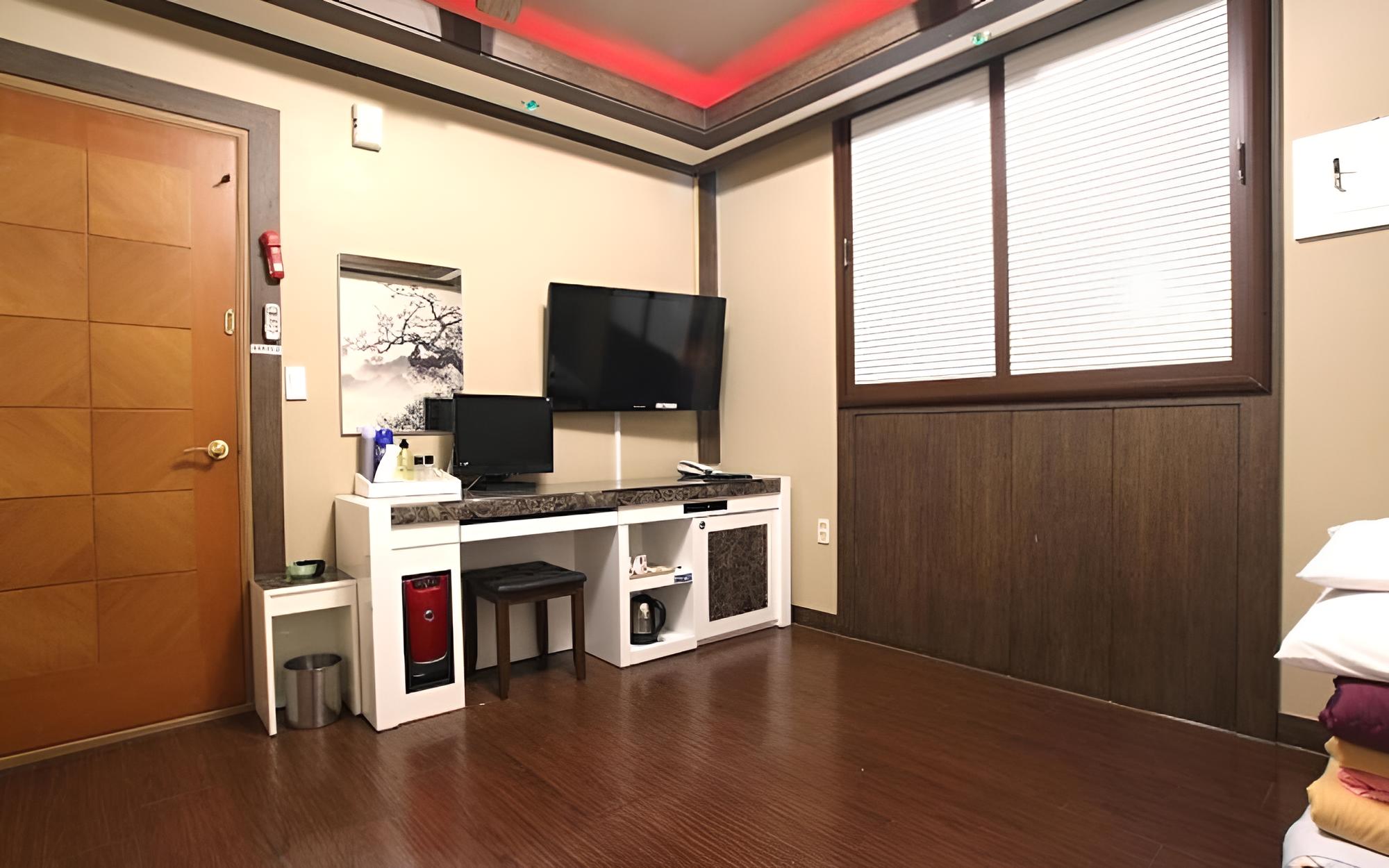 Room (Korean) - Photo 2