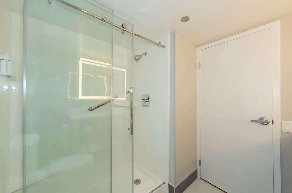 Deluxe Room, 1 King Bed, Accessible (Pet Friendly) - Photo 5